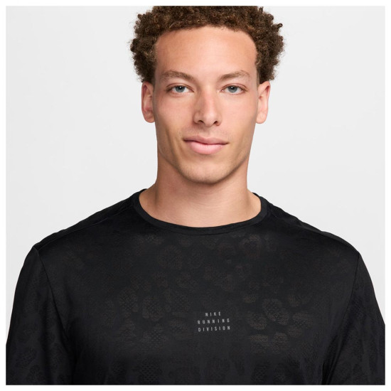 Nike Ανδρική κοντομάνικη μπλούζα Rise 365 Run Division Nike Ανδρική κοντομάνικη μπλούζα Rise 365 Run Division